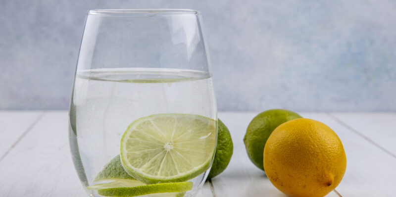 verre d'eau citronnée